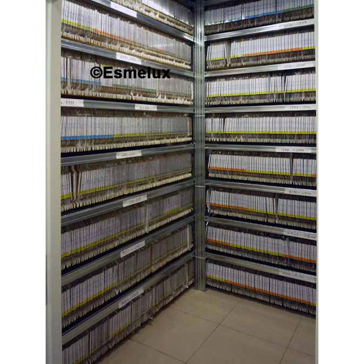 Instalaci�n de estanter�as para carpetas colgantes que maximizan la capacidad de almacenaje